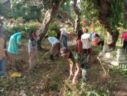 Jum’at Bersih, Babinsa Koramil 0822/12 Sukosari Ajak Warga Bersihkan TPU