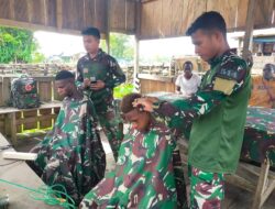 Satgas Yonif Raider 514/SY/9/2 Kostrad Helar Layanan Cukur Rambut Gratis Bagi Masyarakat Papua