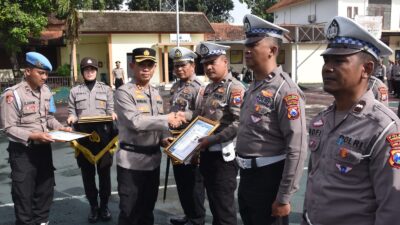 Kapolres Bondoowoso Pimpin Langsung Upacara Pemberian Penghargaan Kepada Anggota Berprestasi