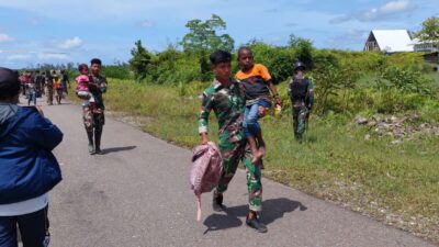 Bergerak Cepat Satgas Yonir R 514/SY Evakuasi Masyarakat Distri Paro