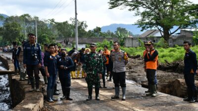 Menyusuri Lokasi Banjir Ijen, Dandim 0822 Bondowoso Ingatkan Warga Selalu Waspada