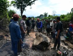 TNI – Polri Bersama Masyarakat Laksanakan Giat Pembersihan Sisa-sisa Material Banjir Susulan Ijen