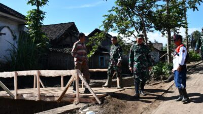 Kodim 0822 Bondowoso Turun Tangan Membangun dan Memperbaiki Jembatan Yang Diterjang Banjir Bandang
