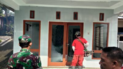 Babinsa Koramil 0822/01 Bondowoso, Melaksanakan Pendampingan Fogging oleh Dinas Kesehatan Puskesmas Kota Kulon