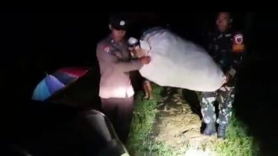 Polres Ngawi Bersama TNI Bantu Evakuasi Warga Terdampak Banjir