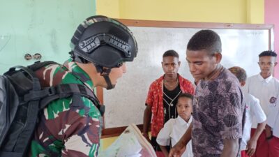 Meriahkan HUT Kostrad Ke-62, Satgas Yonif Raider 514/SY Bagikan Seragam Sekolah