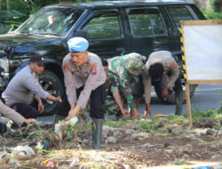 Sinergitas, Polres Bondowoso Bersama TNI dan Warga Kerja Bakti Pasca Banjir Bandang Pancoran
