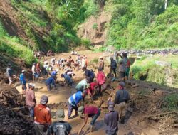 Warga Desa Penang Botolinggo Perbaiki Jalan Dengan Alat Seadanya, Berikut Harapannya