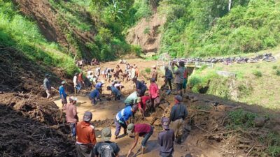 Warga Desa Penang Botolinggo Perbaiki Jalan Dengan Alat Seadanya, Berikut Harapannya