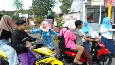 Ikatan Istri Karyawan Perhutani Bondowoso Laksanakan Pembagian Takjil