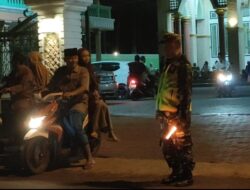 Ciptakan Rasa Aman dan Nyaman, Babinsa Koramil Prajekan Bondowoso Pengamanan Sholat Tarawih