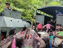 Gabungan TNI-Polri Evakuasi Masyarakat Koroptak Sebanyak 25 Orang ke Kabupaten Nduga
