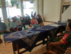 Pastikan Tepat Sasaran, Babinsa Koramil 0822/01 Bondowoso Kawal Penyaluran BLT DD Tahap 1