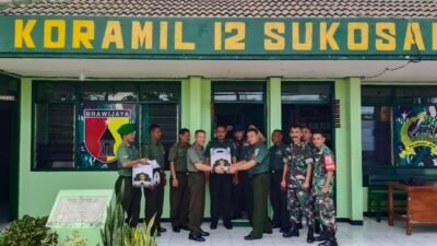 Bentuk Peduli Sebagai Pimpinan, Danramil 12/Sukosari Bondowoso Berikan Bingkisan Lebaran Pada Anggotanya