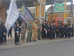 Posramil 0822/12 Sumberwringin Bondowoso bersama Perguruan Silat ( PSHT ) Bagi-bagi Takjil