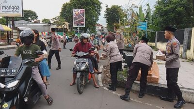 Kapolres Bondowoso Bagi-bagi Takjil Menjelang Berbuka Puasa