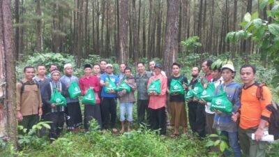 Perhutani KPH Bondowoso, Menyerahkan Paket Sembako Bagi Tenaga Kuli dan dibidang Tebang
