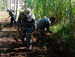 Warga Bantu Satgas TMMD 116 Bondowoso Bersihkan Lokasi Pembangunan Jalan Paving