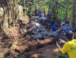 Satgas TMMD 116 Bondowoso Bersihkan Jalan Lingkungan