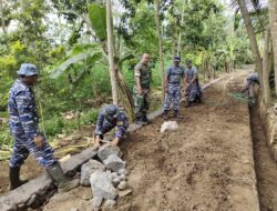 Satgas TMMD 116 Bondowoso Pasang Pondasi Batu Untuk Jalan