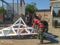 Satgas TMMD 116 Kodim Bondowoso Siapkan Material Galvalum Untuk Atap Poskamling