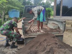 Aruk Bantu Bersihkan Mobil Material Satgas TMMD 116 Bondowoso