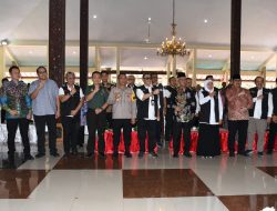 Peninjauan Operasi Pasar Murah Sekaligus Pemberian Zakat Produktif Untuk Pelaku Usaha Ultramikro Oleh Gubernur Jatim