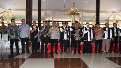 Peninjauan Operasi Pasar Murah Sekaligus Pemberian Zakat Produktif Untuk Pelaku Usaha Ultramikro Oleh Gubernur Jatim