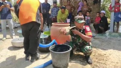 Kodim 0822 Bondowoso Distribusikan Air Bersih Bagi Warga Terdampak Kekeringan