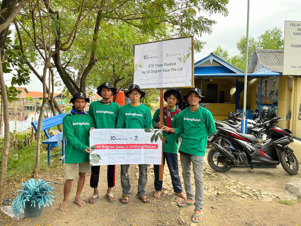 Penanaman pohon Mangrove diwakili oleh Mitra Petani setempat