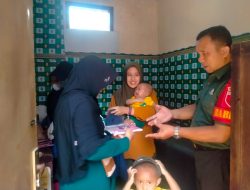 Ciptakan Generasi Sehat, Babinsa Koramil 0822/01 Laksanakan Pendampingan Imunisasi