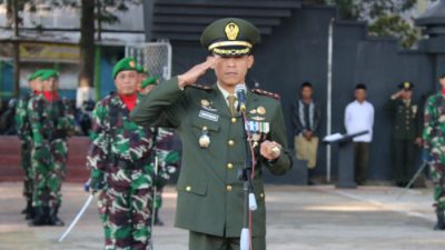 Danyonif Raider 514/SY Kostrad Pimpin Upacara di Makam Pahlawan Bondowoso