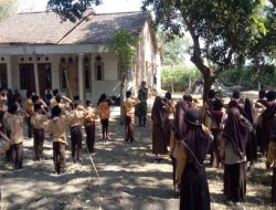 Ciptakan Disiplin Sejak Dini, Serda Suryadi Latih PBB Siswa MI