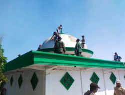 Babinsa Posramil Jambesari Bantu Pemasangan Kubah Masjid