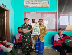 Babinsa Lanas Posramil 0822/14 Botolinggo Dampingi penyaluran beras bantuan pangan tahap II