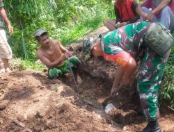 Babinsa Koramil Wringin Bersama Warga Membersihkan Gorong² Saluran Air