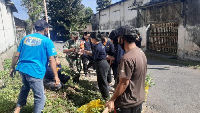 Peduli Lingkungan, Babinsa Koramil Wonosari Motori Penghijauan Sepanjang Jalan