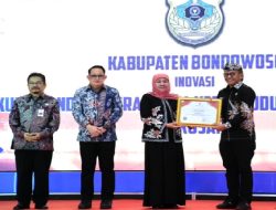 Pj Bupati Bondowoso Terima Penghargaan Kategori Inovasi Daerah Terinovatif ke – IV Untuk “Kursi Tandu”