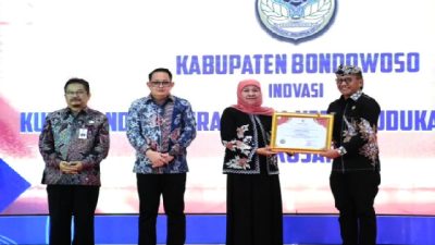 Pj Bupati Bondowoso Terima Penghargaan Kategori Inovasi Daerah Terinovatif ke – IV Untuk “Kursi Tandu”
