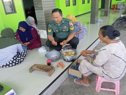 Dukung Program Pemerintah Tekan Stunting, Babinsa Koramil Grujugan Bantu Berikan PMT