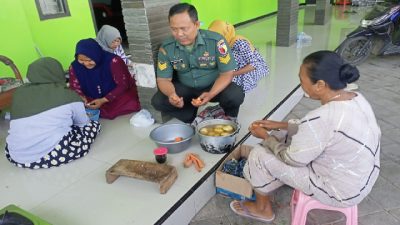 Dukung Program Pemerintah Tekan Stunting, Babinsa Koramil Grujugan Bantu Berikan PMT