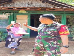 Wujud Kepeduliaan TNI,Sertu Puji Hartono Berikan Bantuan Sembako