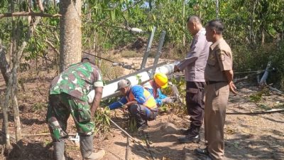 Kopka Ringgo Bantu Evakuasi Tiang Listrik Tumbang