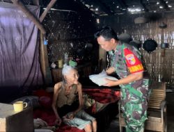 Sambangi Kaun Dhuafa,Babinsa Taman Krocok Berikan Bantuan Beras Pada Warga