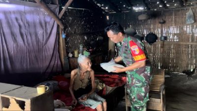 Sambangi Kaun Dhuafa,Babinsa Taman Krocok Berikan Bantuan Beras Pada Warga