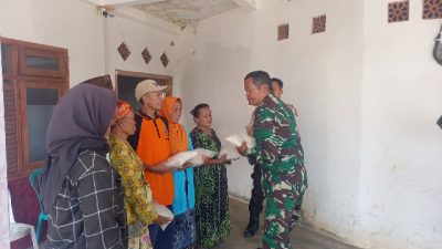 Bentuk Kepedulian TNI, Babinsa 0822/03 Tegalampel Beri Bantuan Sembako