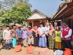 Danramil 0822/07 Maesan Hadiri Penyerahan Bantuan Kepada Masyarakat yang Terdampak Bencana Angin Puting Beliung