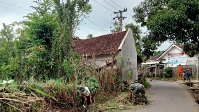 Koramil 0822/02 Curahdami Bersama Warga Binaan Gelar Karya Bhakti, Bentuk Kemanunggalan TNI dan Rakyat