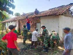 Gerak Cepat Anggota Posramil 0822/06 Jambesari Bantu Warga Terdampak Bencana Puting Beliung