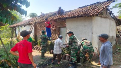 Gerak Cepat Anggota Posramil 0822/06 Jambesari Bantu Warga Terdampak Bencana Puting Beliung